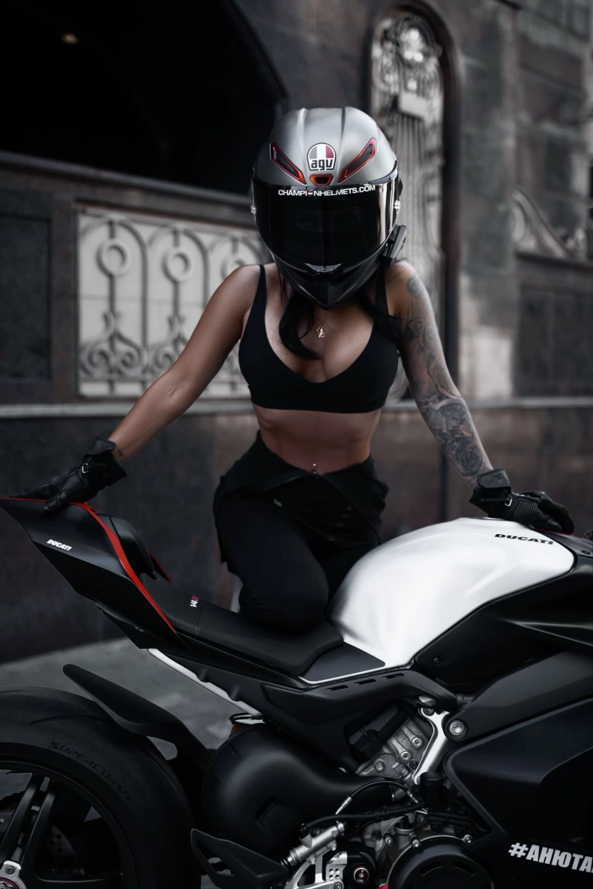 Фотосессия с мотоциклом Ducati